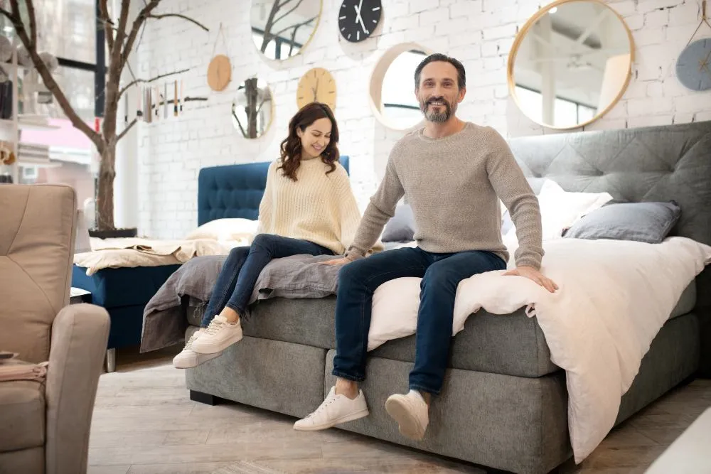 couple qui essaye des meubles